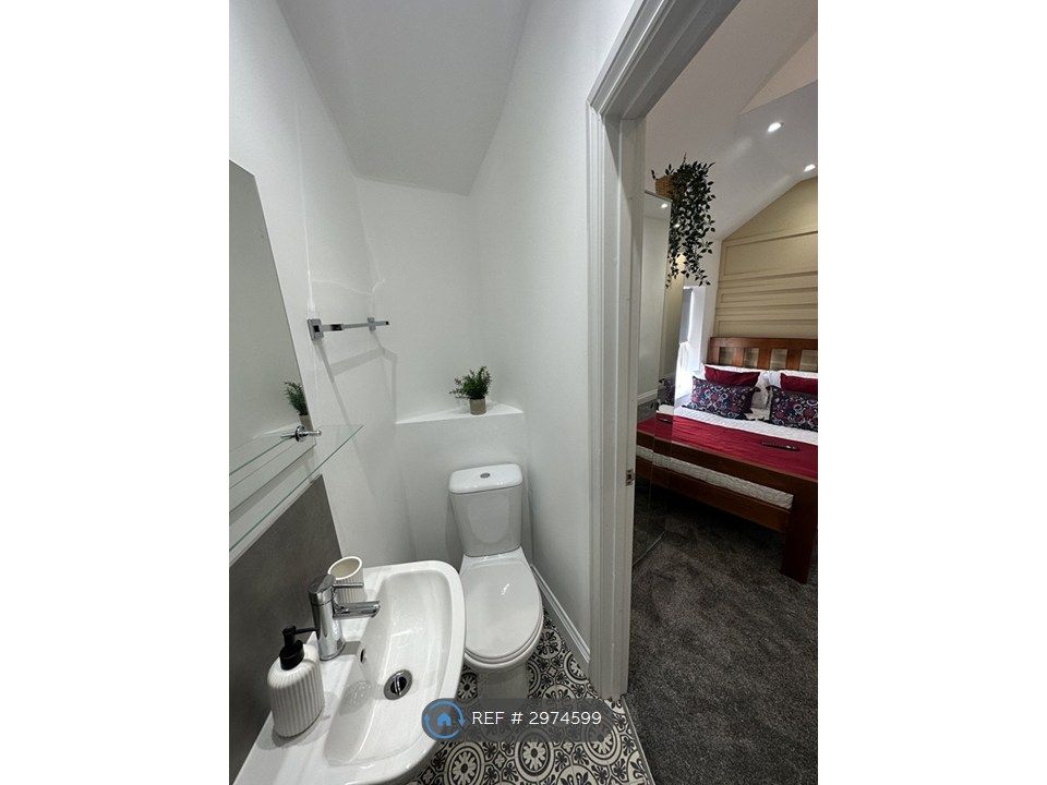 Property photo 2 of 6 Room 5
