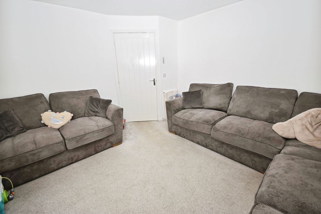 Property photo 3 of 16 Lounge