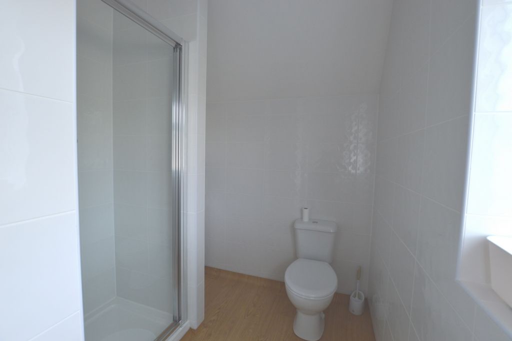 Property photo 3 of 6 En-Suite Shower Room