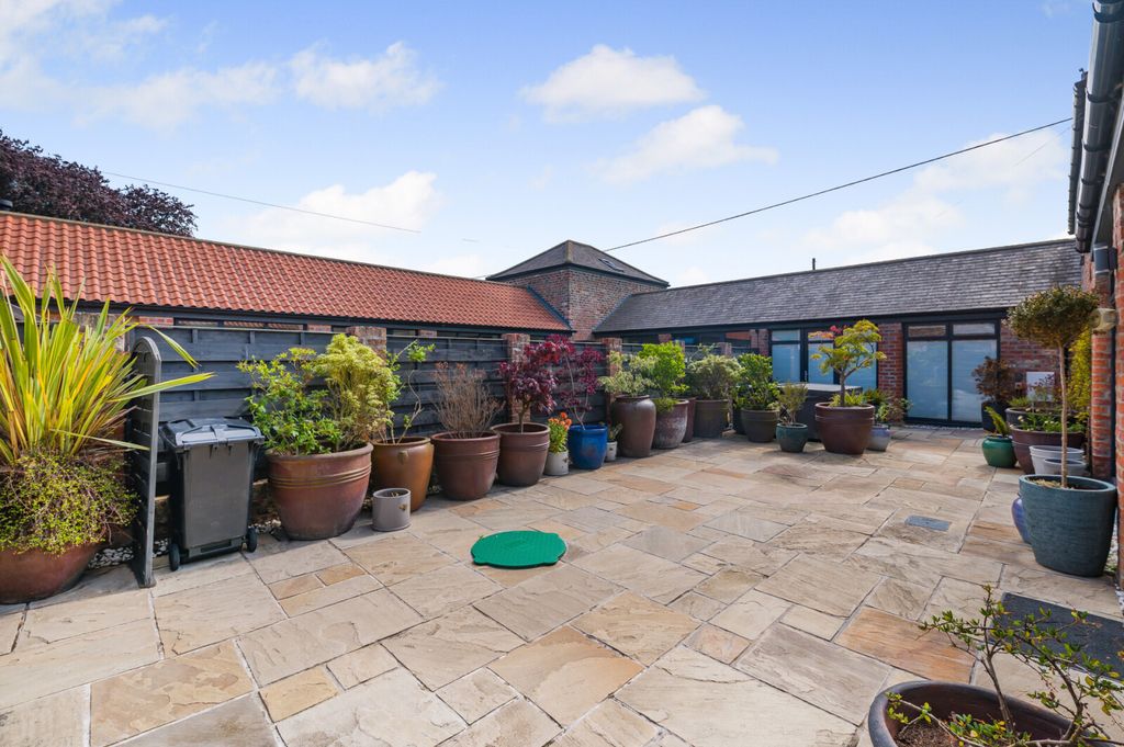 Property photo 3 of 16 Courtyard Garden