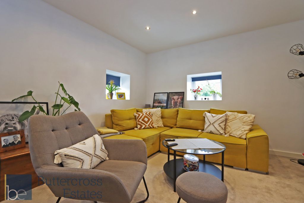 Property photo 2 of 11 Lounge