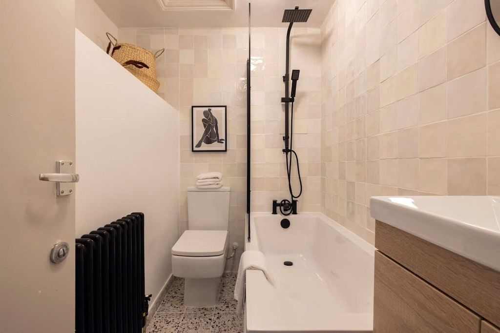Property photo 2 of 11 Bathroom