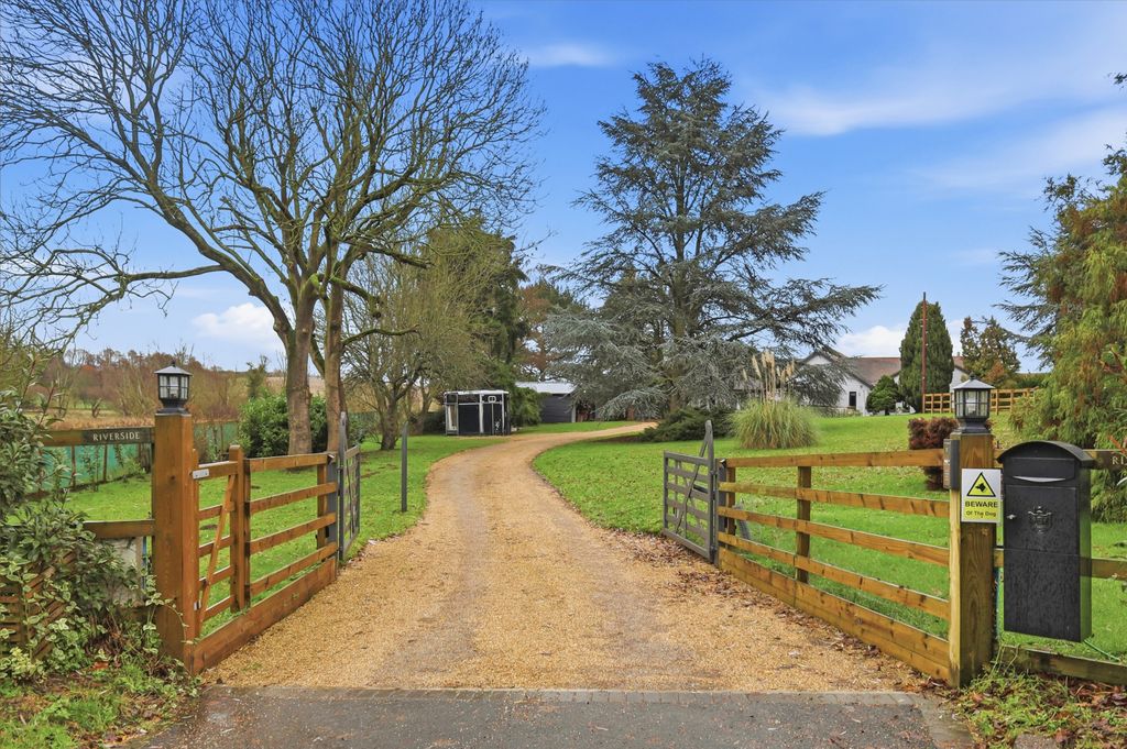 Property photo 3 of 27 Gated Entrance
