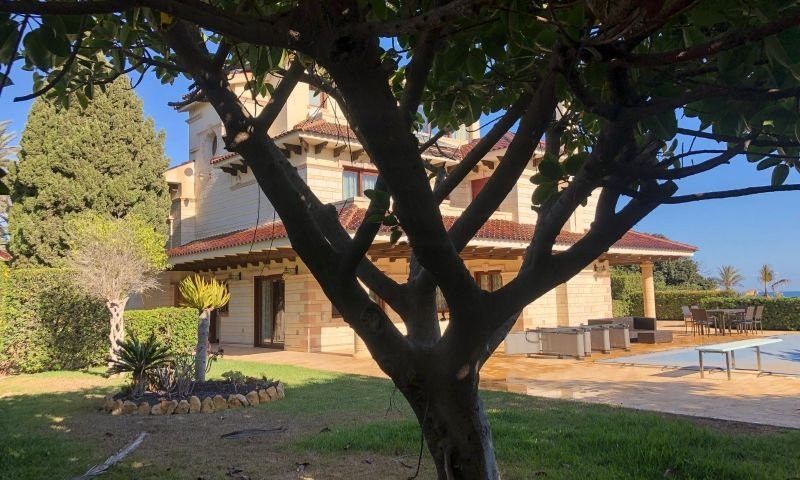 Property photo 2 of 40