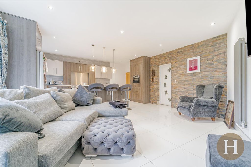 Property photo 3 of 37 Hadleigh Estate Agents-17.Jpg