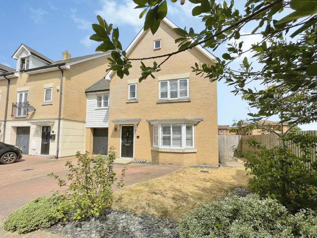 Property photo 1 of 27 Red Barn Close