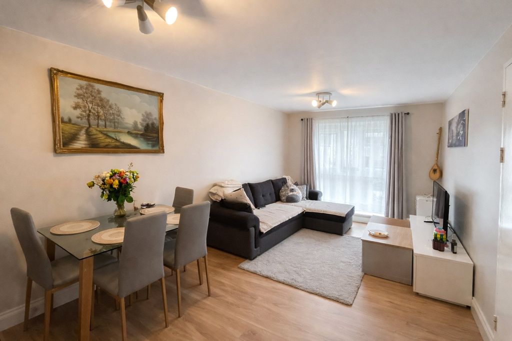 Property photo 2 of 6 Lounge