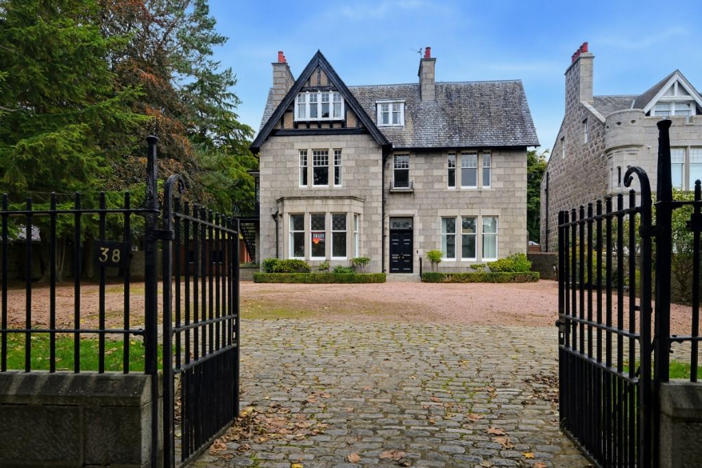 Property photo 2 of 50