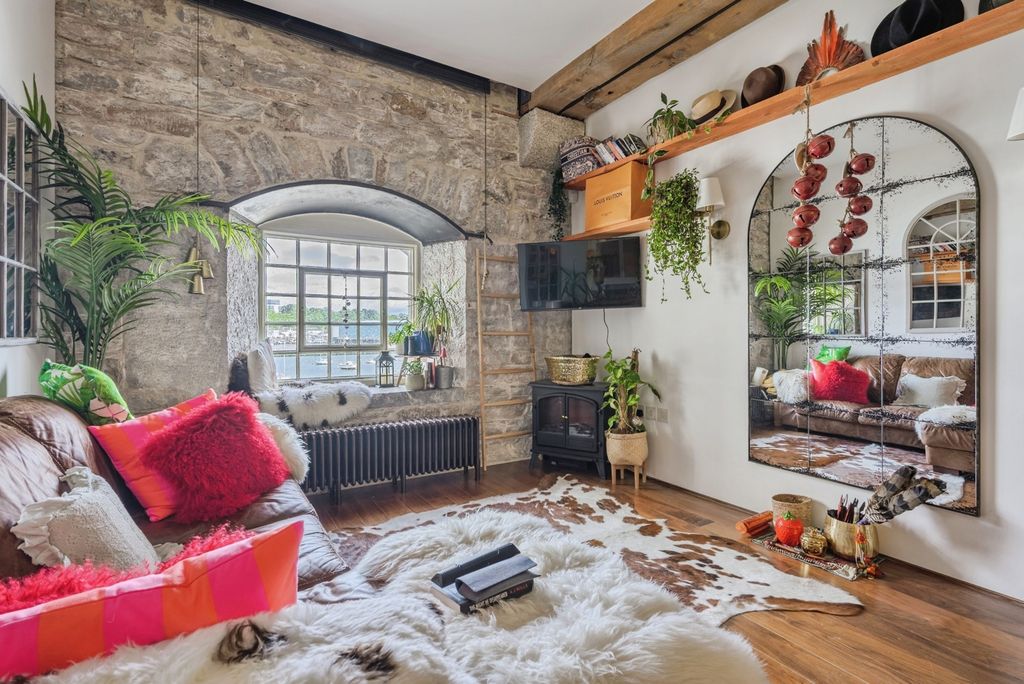 Property photo 2 of 17 Pbox-Img.Jpg