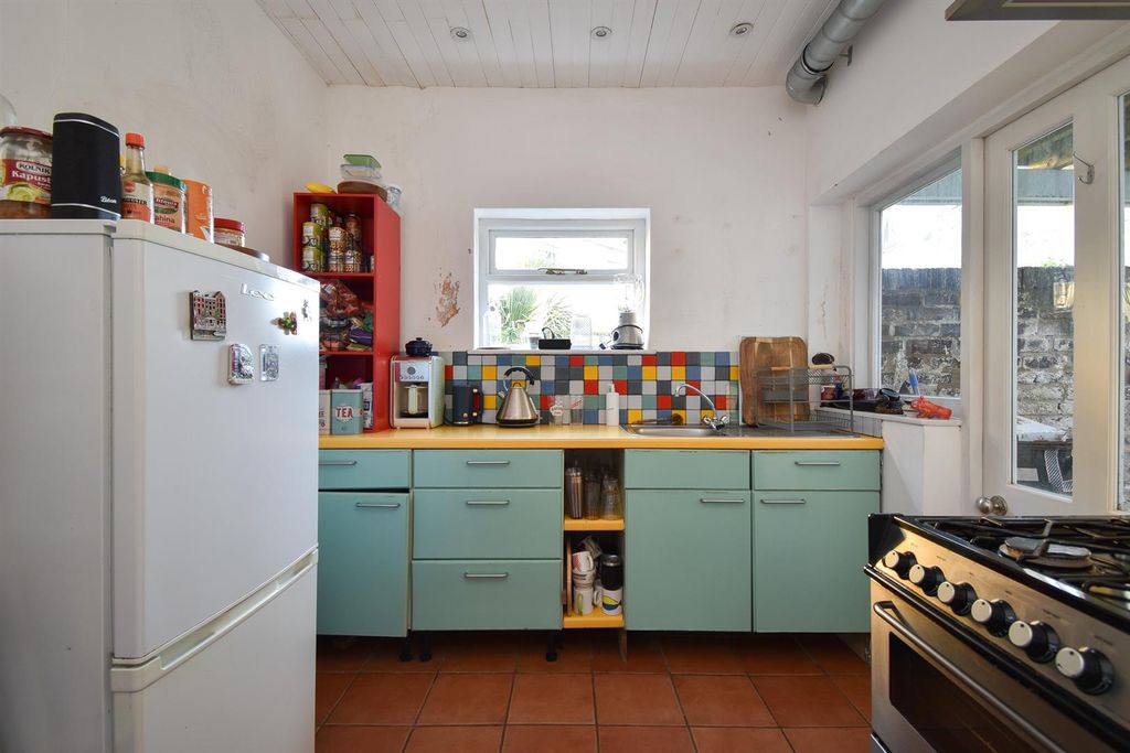 Property photo 2 of 19 Kitchen