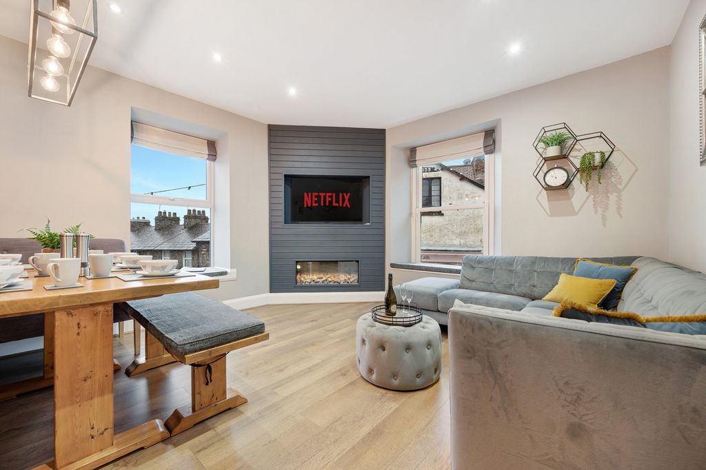 Property photo 1 of 32