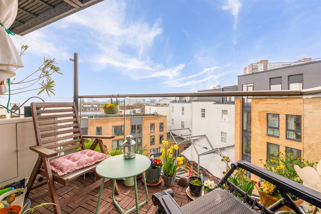 Property photo 2 of 16 402-Beckford-House-Bs1-3Fd-16.Jpg