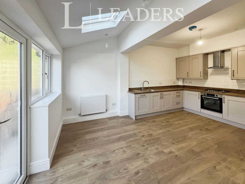 Property photo 3 of 11 Kitchen