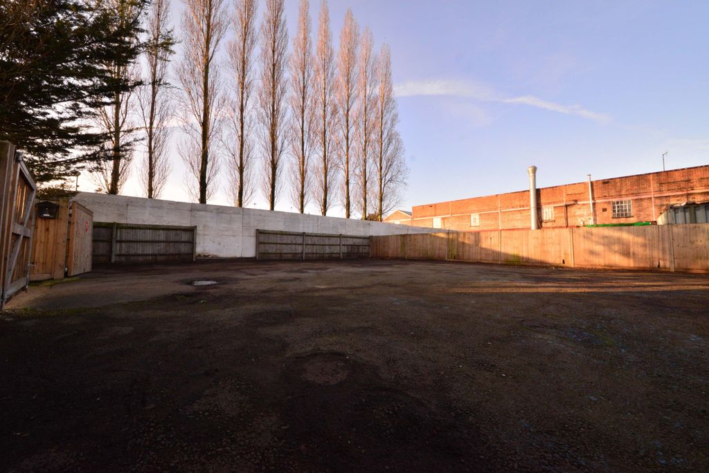 Property photo 1 of 2