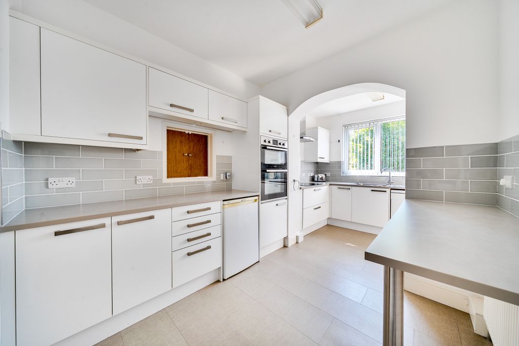 Property photo 3 of 18 Kitchen