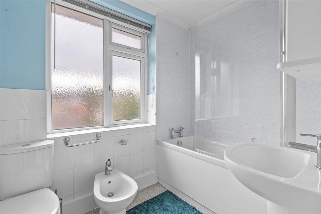 Property photo 3 of 14 191C West Wycombe Road, Hp12 3Af-6.Jpg