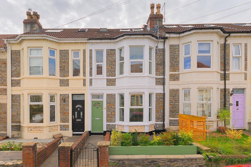 Property photo 2 of 37 1M8Pbn - External D.Jpg
