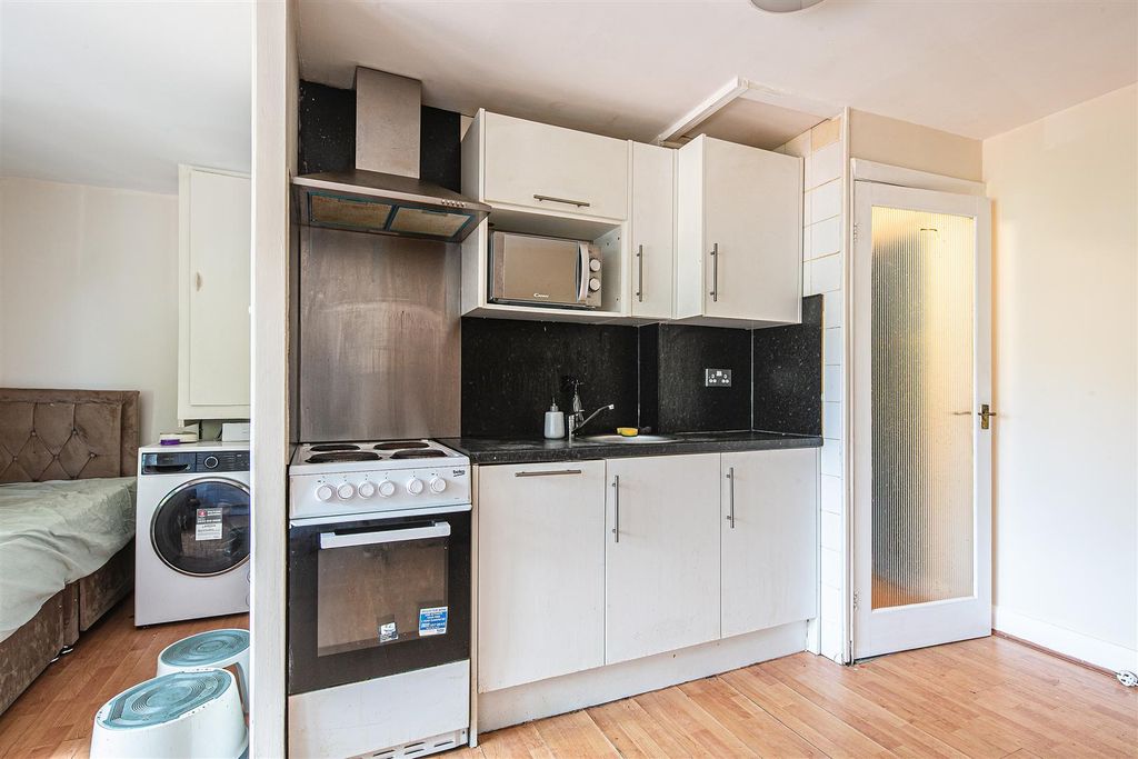 Property photo 3 of 11 Kitchen Area