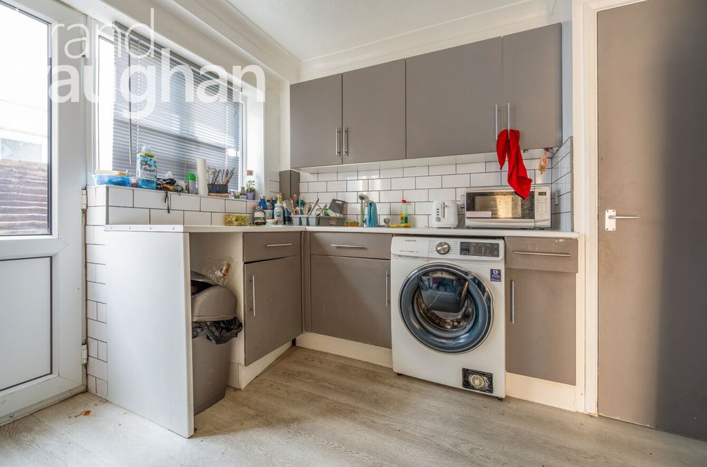 Property photo 3 of 10 Kitchen