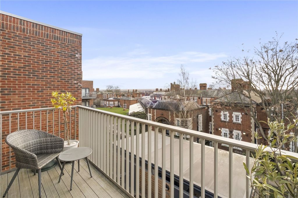 Property photo 3 of 11 Balcony