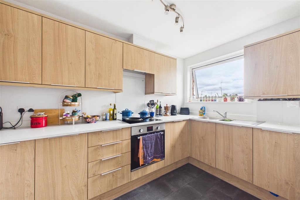 Property photo 1 of 9 Cam03993G0-Pr0153-Still028.Jpg