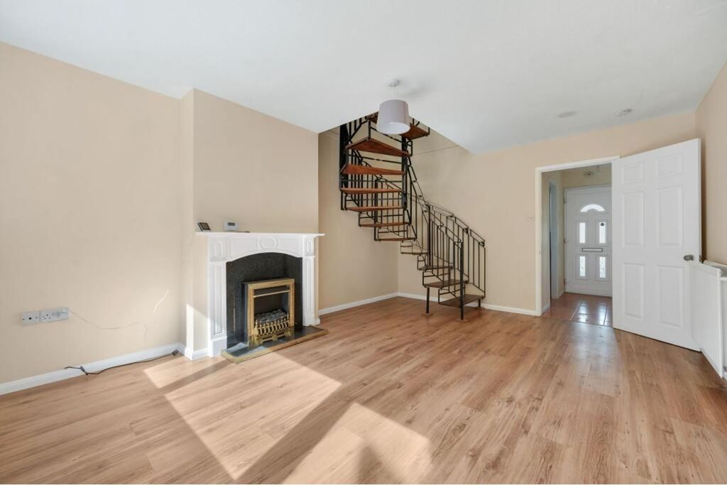 Property photo 2 of 8