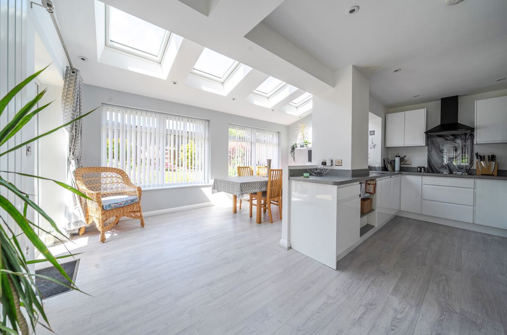 Property photo 2 of 28 1452278-7-69Fe18c...