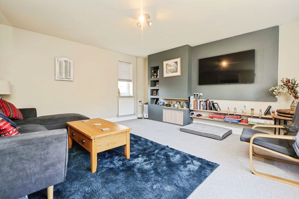 Property photo 2 of 22 8Temesideclosewr158Ub-55