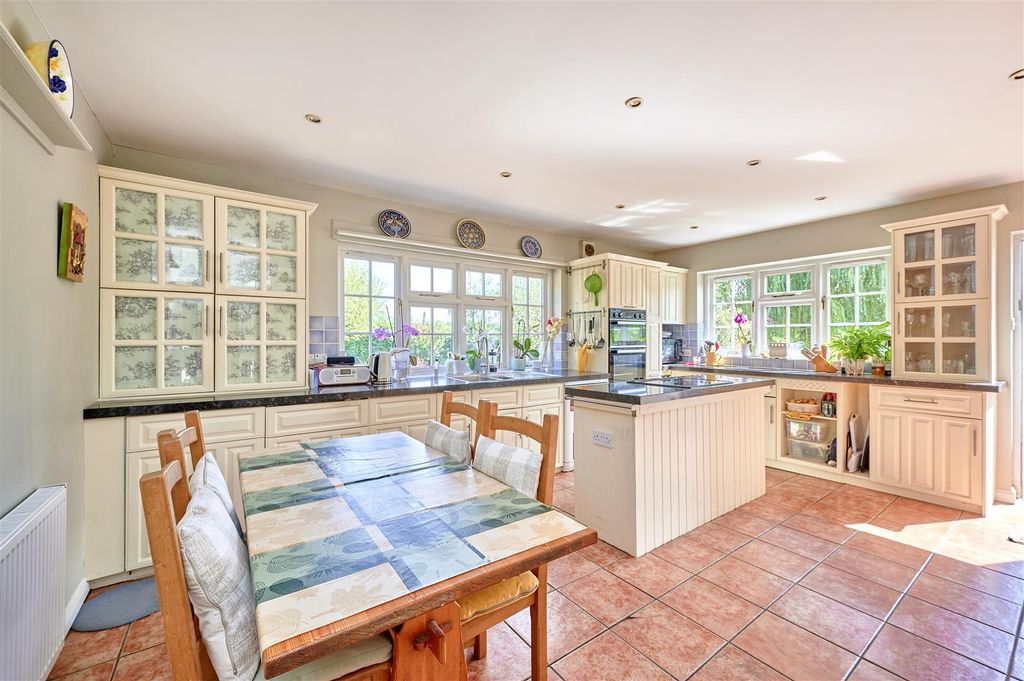 Property photo 3 of 34 Kitchen/Breakfast Room