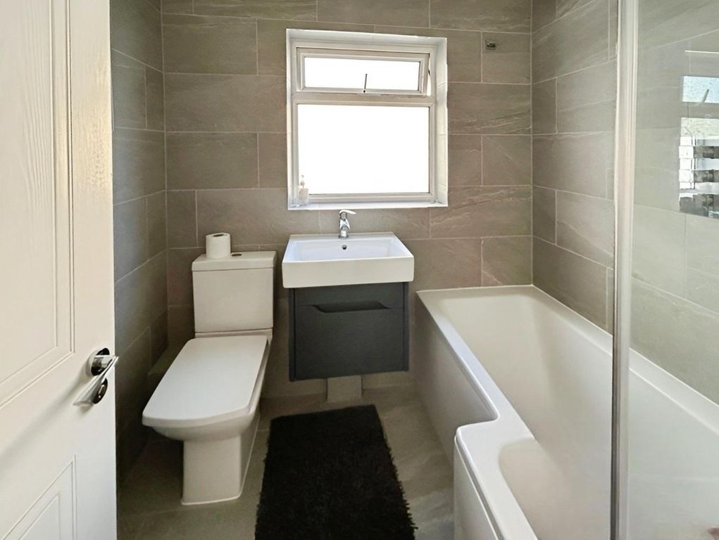 Property photo 3 of 7 Pbox-Bathroom-320760.Jpg