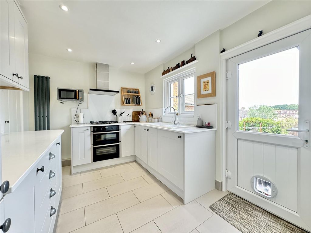 Property photo 2 of 31
