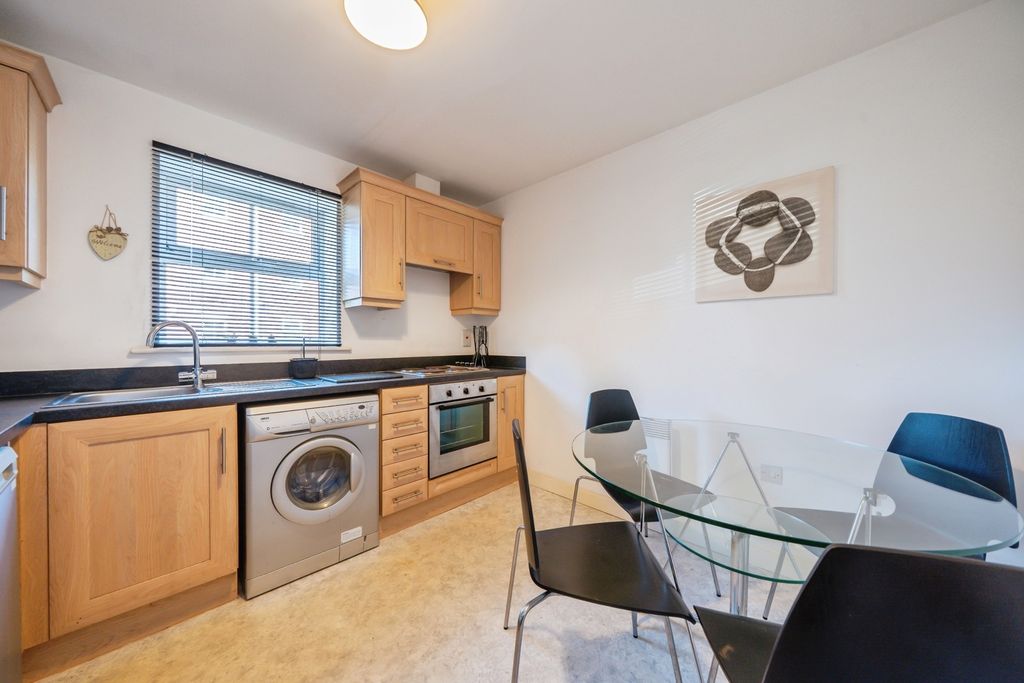 Property photo 3 of 11 Kitchen