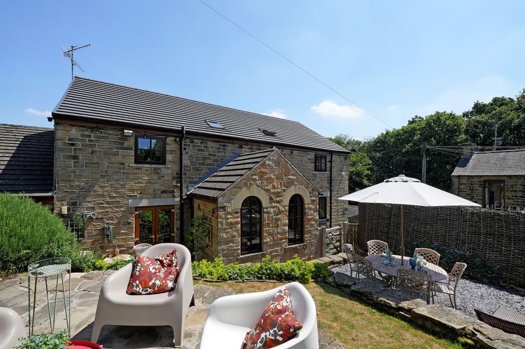 Property photo 1 of 44 Side External & Garden