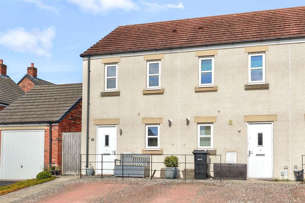 Property photo 1 of 13 32 Carleton Meadows
