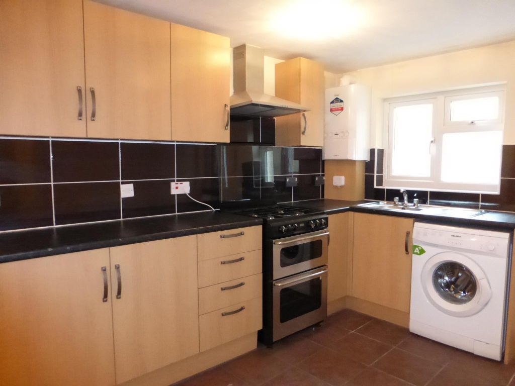3 bed flat to rent Newtown