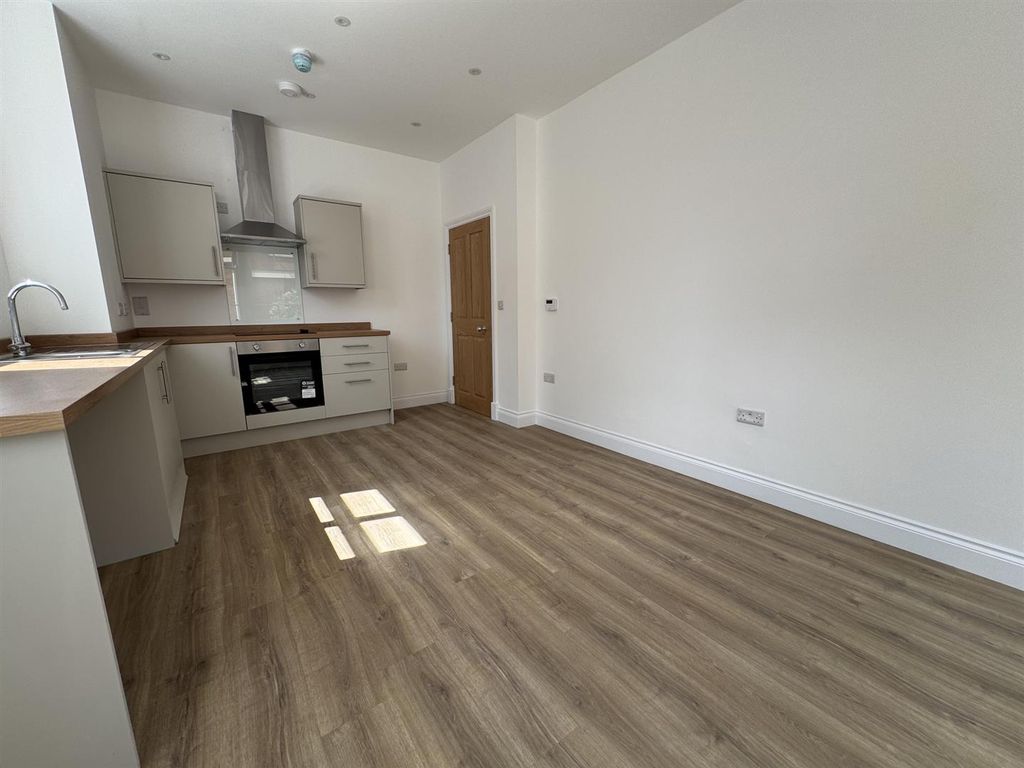 Property photo 2 of 6 Kitchen/Lounge