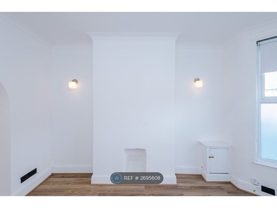 Property photo 3 of 20 Front Reception