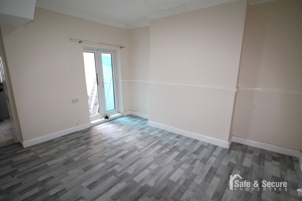 Property photo 3 of 9 Dining Room