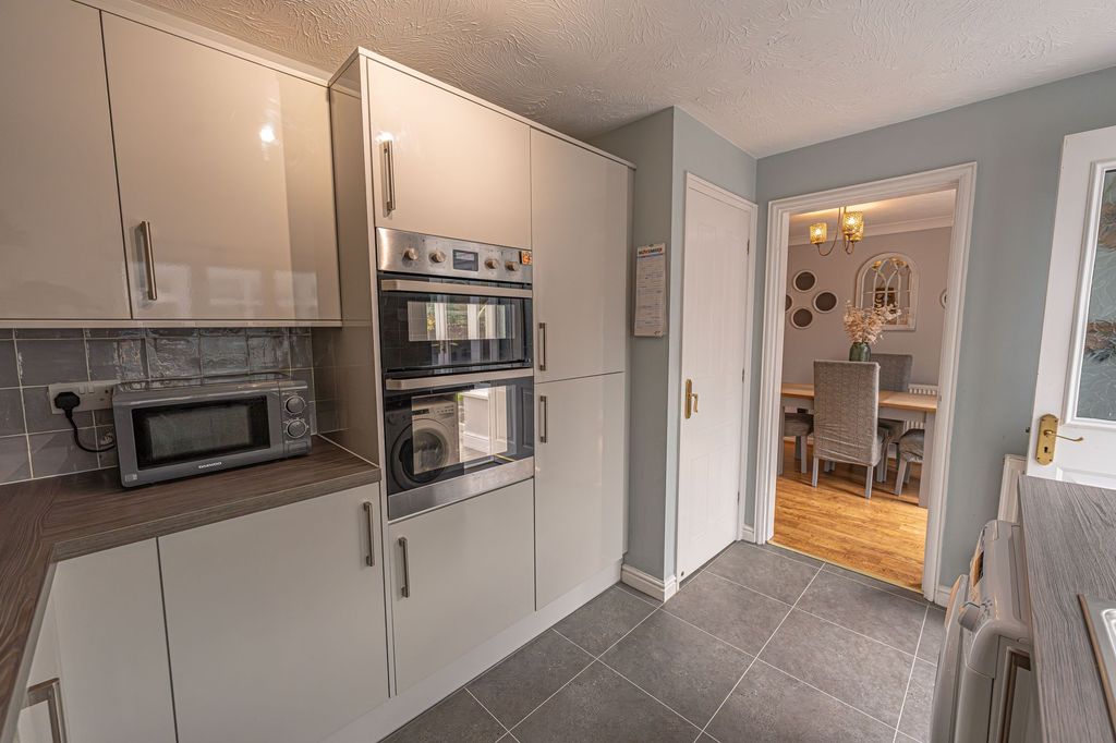 Property photo 2 of 37