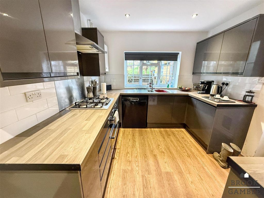 Property photo 2 of 24 01323 438506