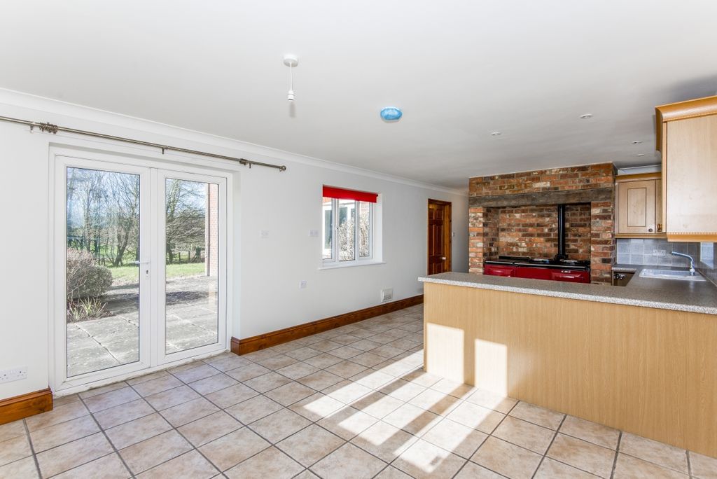 Property photo 3 of 12 Kitchen3