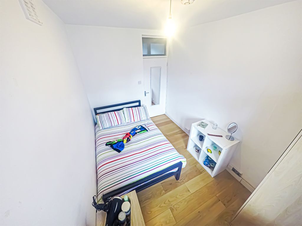 Property photo 2 of 9 Room 2- £780 Available Now