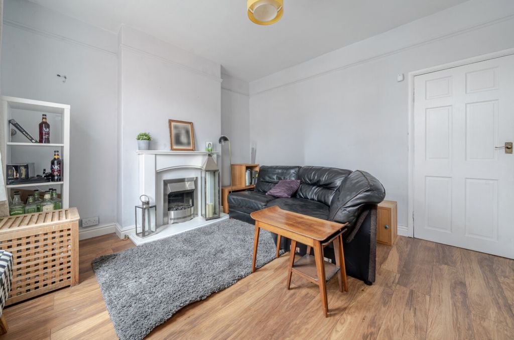 Property photo 2 of 18 1410847-12-698De42602d45