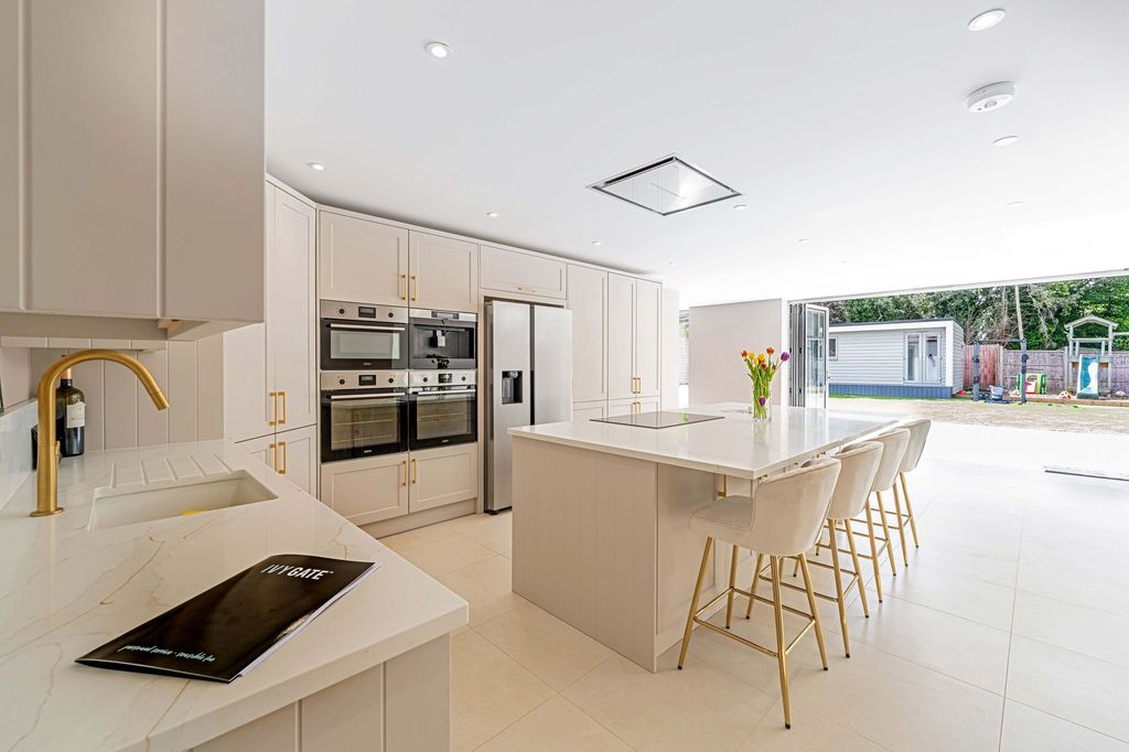 Property photo 3 of 35 Kitchen