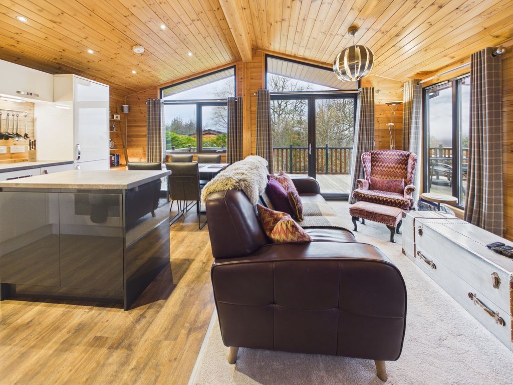 Property photo 3 of 38 3_Cam03481G0-Pr0134-Still005