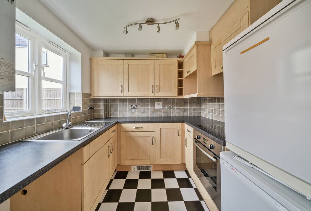 Property photo 3 of 14 1348244-25-68B6Ef...