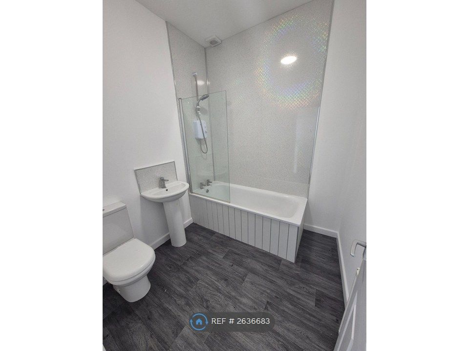 Property photo 3 of 21 Family Bathroom