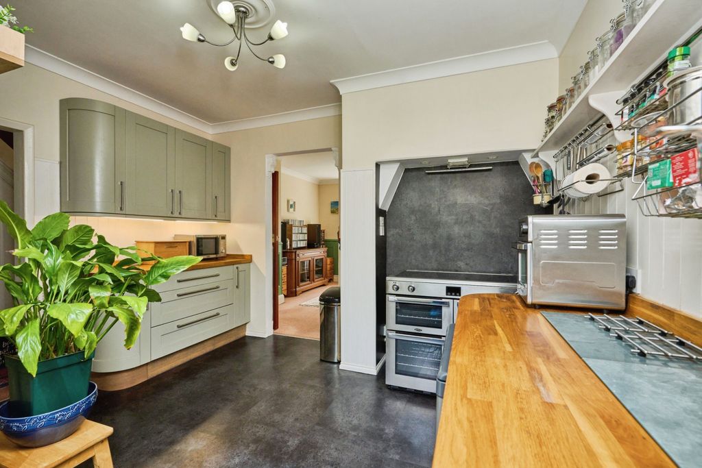 Property photo 3 of 17 Kitchen