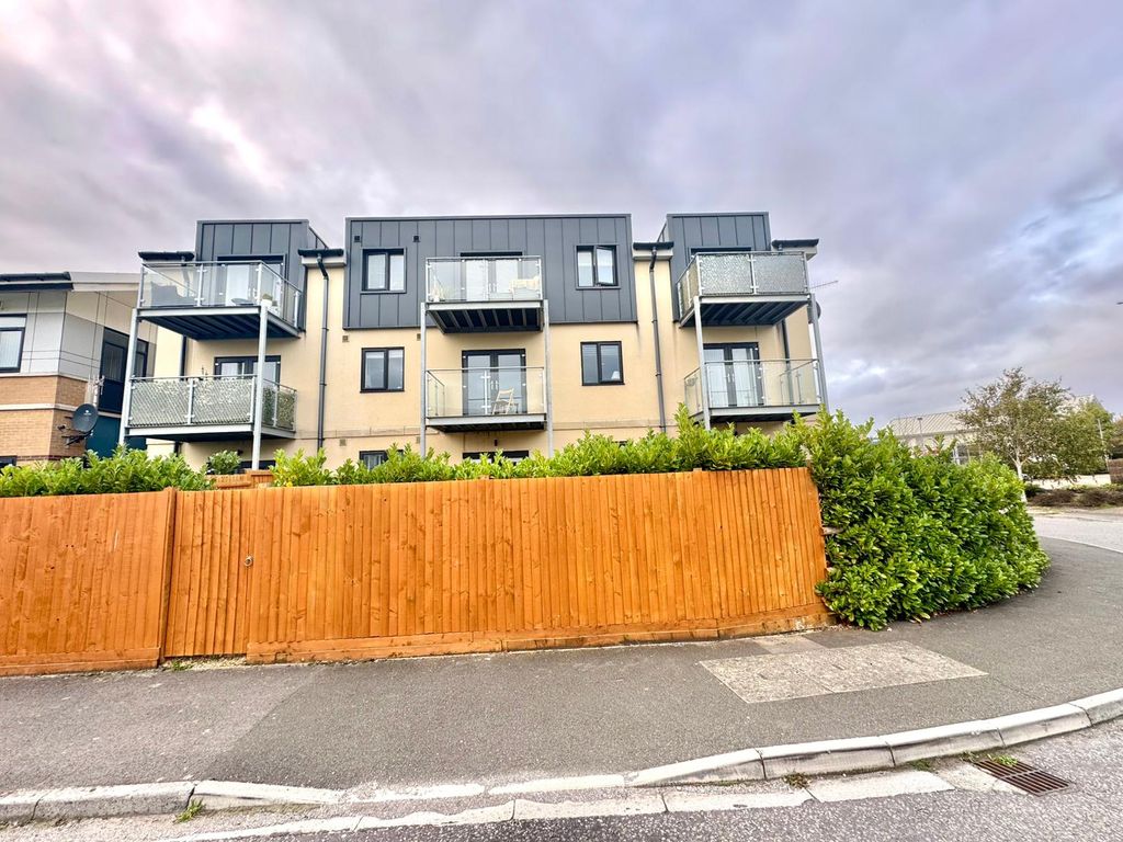 Property photo 3 of 17 Facade With Balcony
