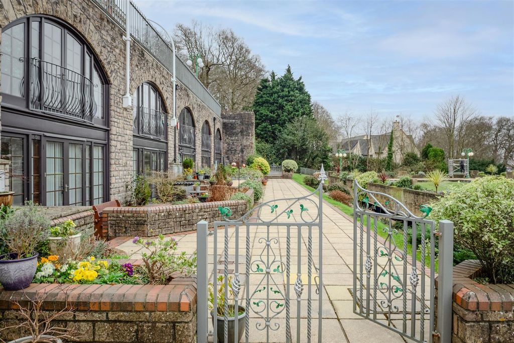 Property photo 2 of 34